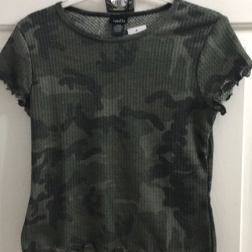 🎉💕PRETTY NWT RUE 21 LRG CAMOUFLAGE CROP TOP💕🎉